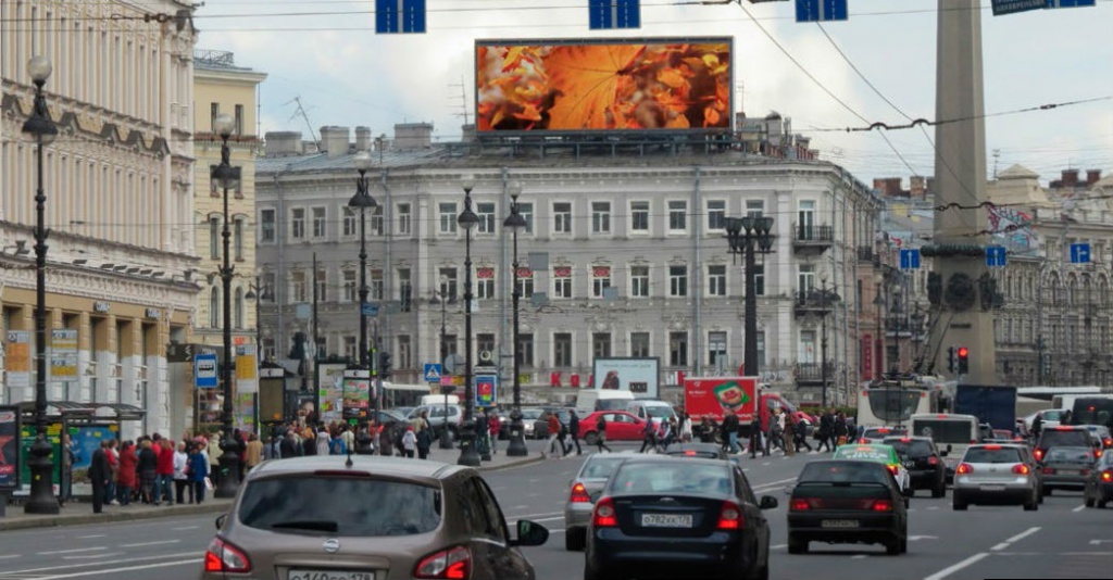 реклама на медиафасаде напротив московского возкала