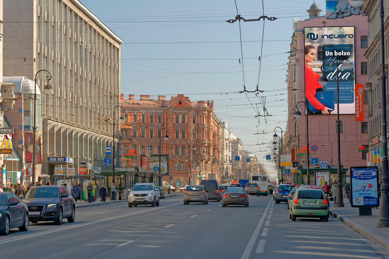 реклама на медиафасаде напротив московского возкала